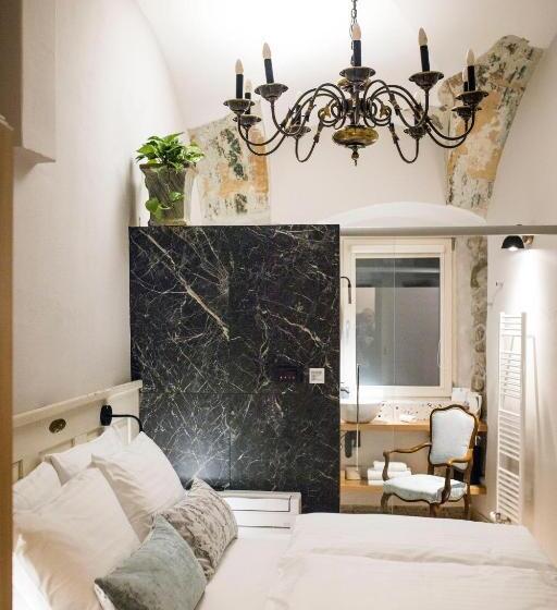 اتاق اکونومی, Pok Garni