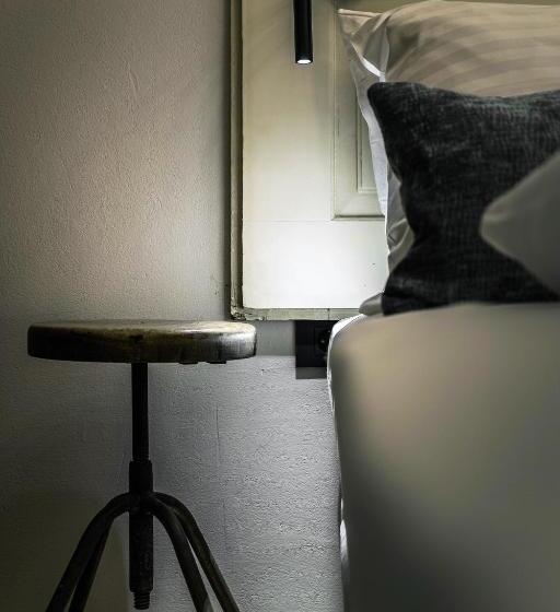 اتاق اکونومی, Pok Garni