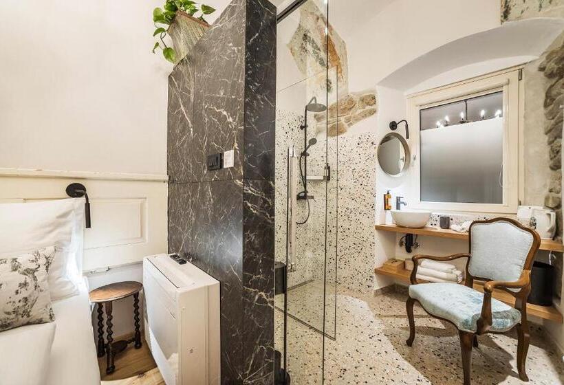 اتاق اکونومی, Pok Garni