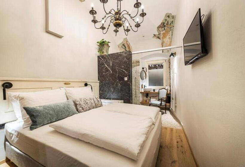 اتاق اکونومی, Pok Garni