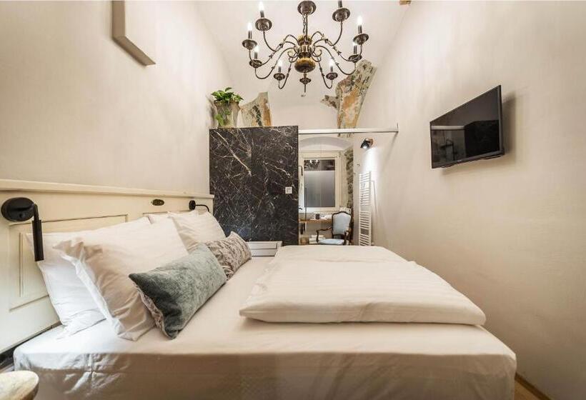 اتاق اکونومی, Pok Garni