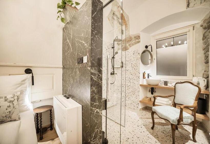 اتاق اکونومی, Pok Garni