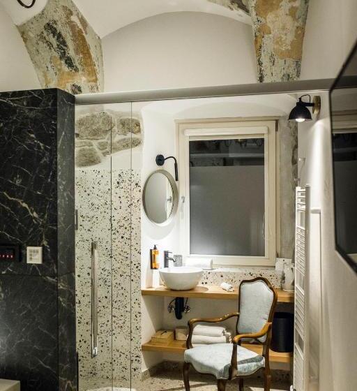 اتاق اکونومی, Pok Garni