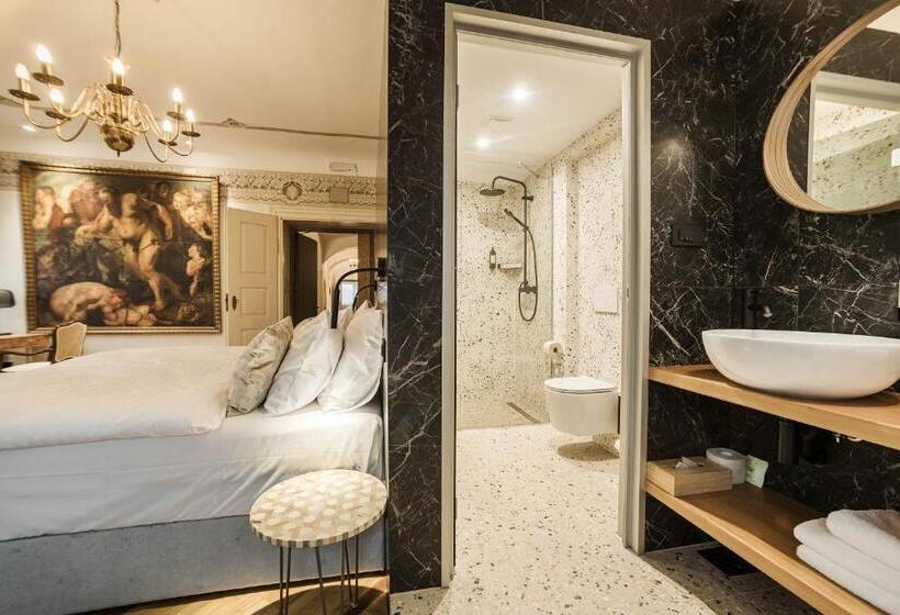 اتاق لوکس با تخت بزرگ, Pok Garni