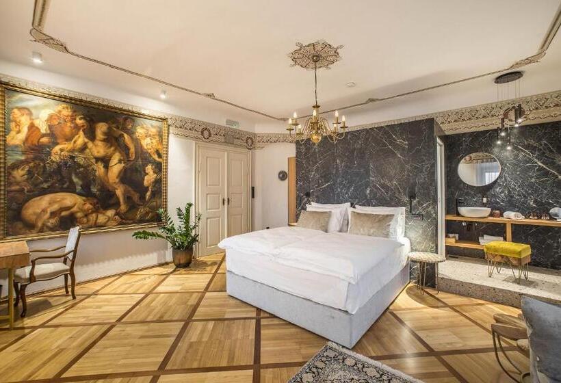 اتاق لوکس با تخت بزرگ, Pok Garni