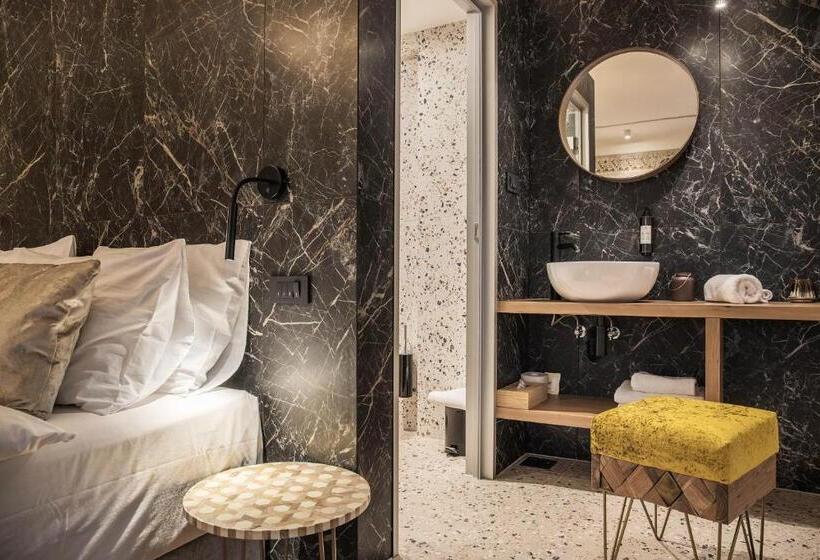 اتاق لوکس با تخت بزرگ, Pok Garni