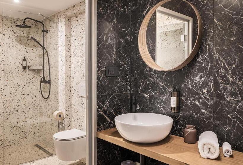 اتاق لوکس با تخت بزرگ, Pok Garni