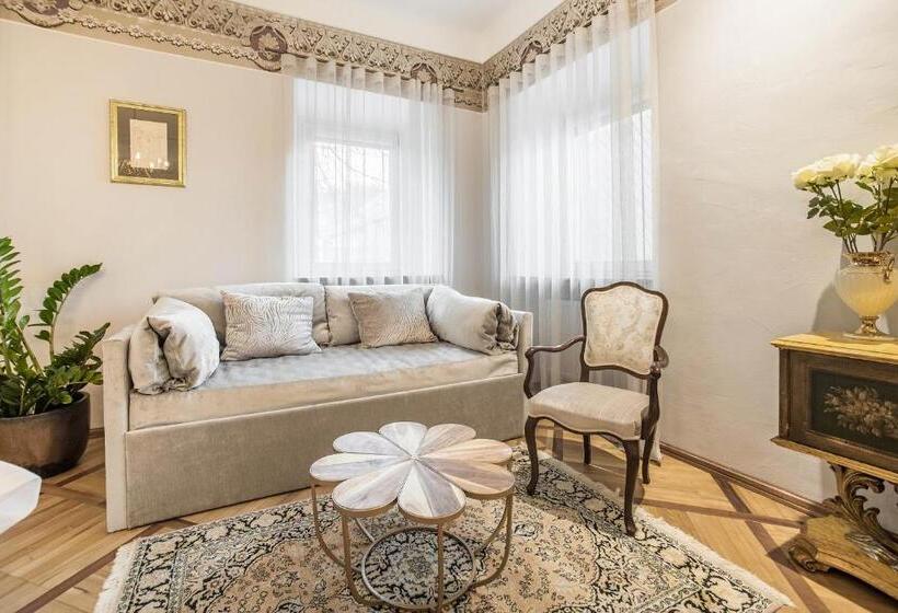 اتاق لوکس با تخت بزرگ, Pok Garni