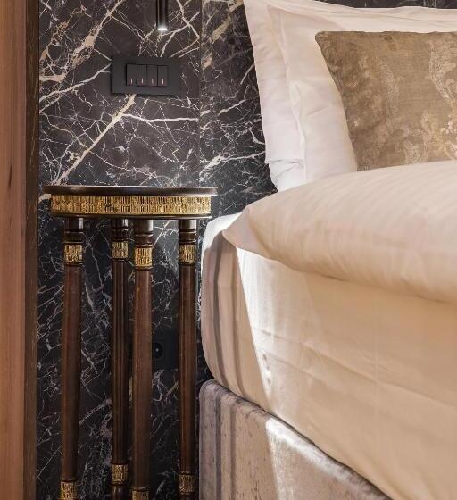 اتاق لوکس با تخت بزرگ, Pok Garni