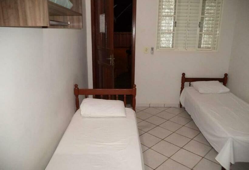 Quarto Estandar, Comodoro