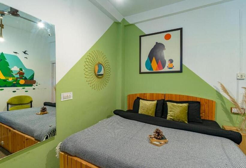 اتاق لوکس, Jungle Hostel By Whoopers