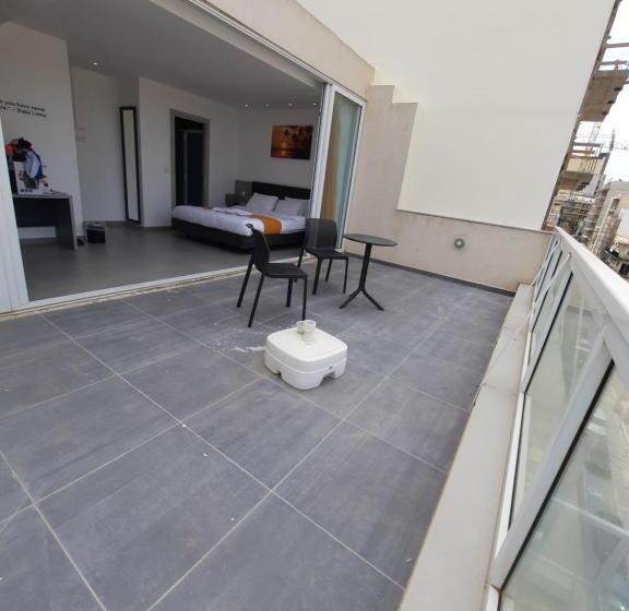 اتاق لوکس با چشم‌انداز دریا, Shoreline