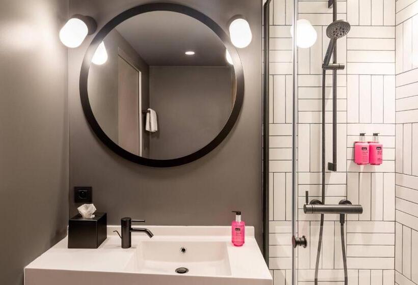 Номер Стандарт, Moxy Bordeaux