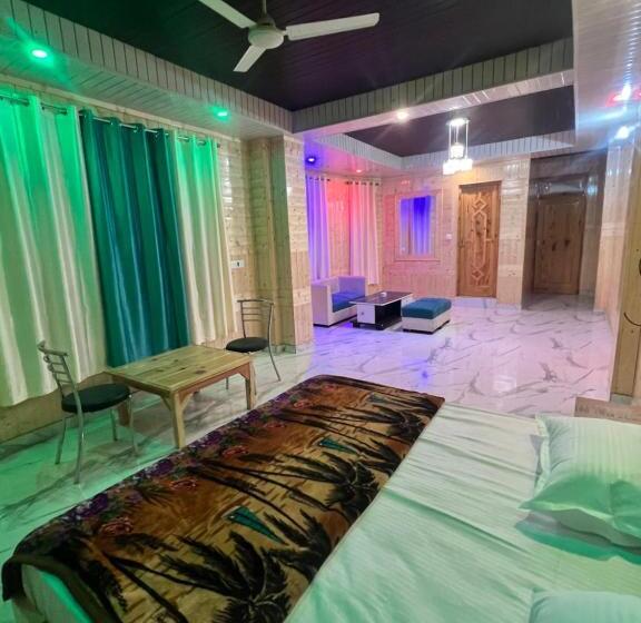 디럭스 룸 킹사이즈 침대, Majestic Mountain Bhaiji Guest House