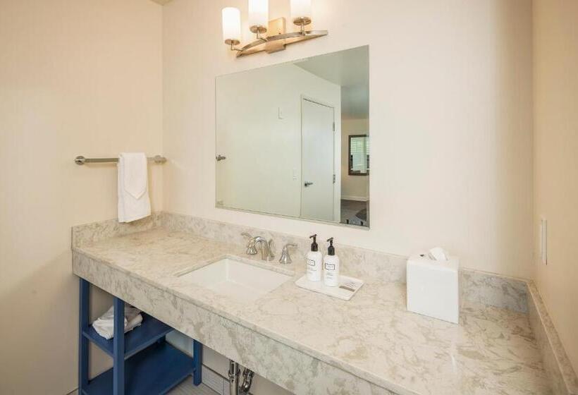 חדר דחוקס עם מיטת קינג, Inn At Moss Landing Point