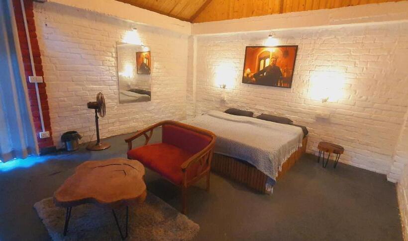 Standard room with outdoor bath, Whoopers Boutique Resort Jibhi