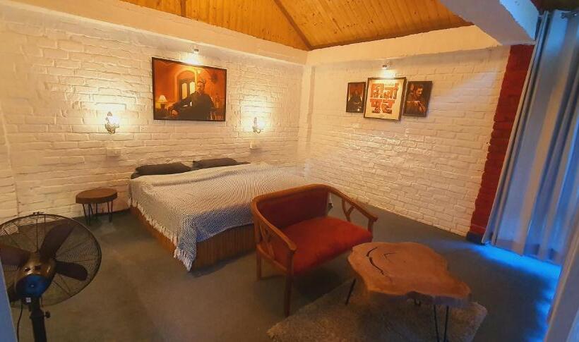 Standard room with outdoor bath, Whoopers Boutique Resort Jibhi