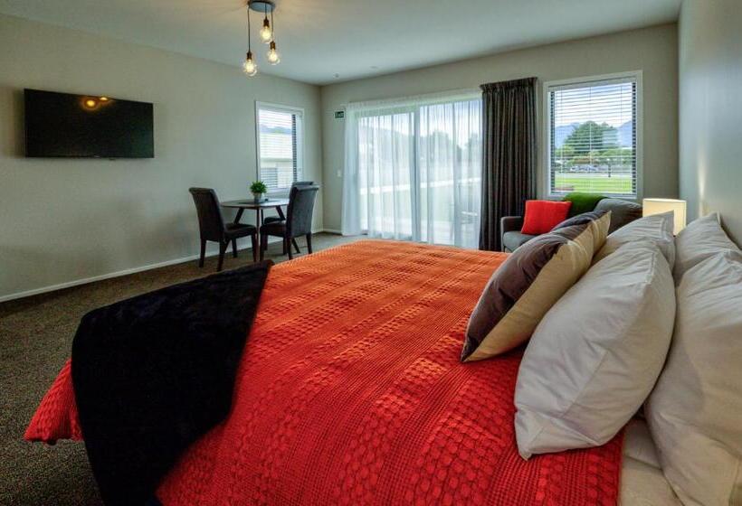 سوییت سوپریور, Annies On Milford