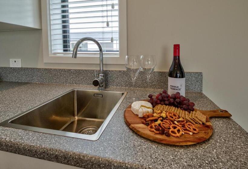 سوییت سوپریور, Annies On Milford