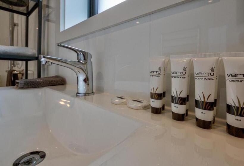 سوییت سوپریور, Annies On Milford