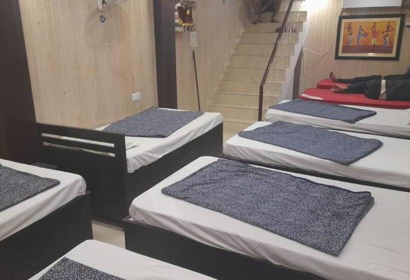 سرير فى غرفة مشتركه, Goroomgo Rajput Charbagh Lucknow