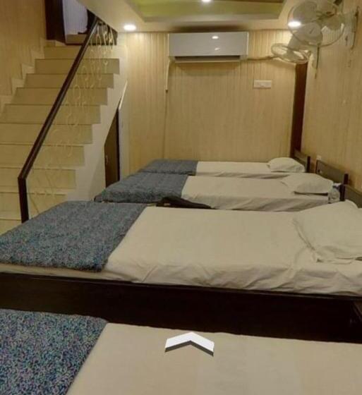 سرير فى غرفة مشتركه, Goroomgo Rajput Charbagh Lucknow