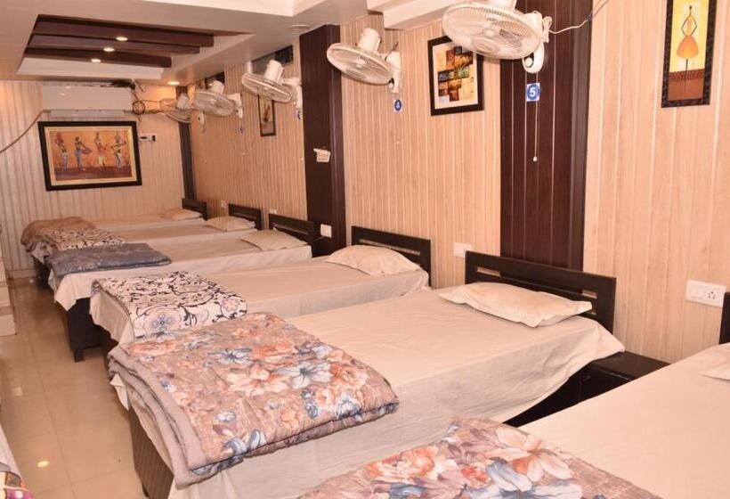 سرير فى غرفة مشتركه, Goroomgo Rajput Charbagh Lucknow