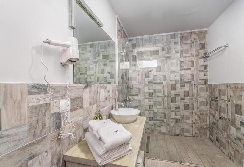 패밀리 아파트, Ianos Bay