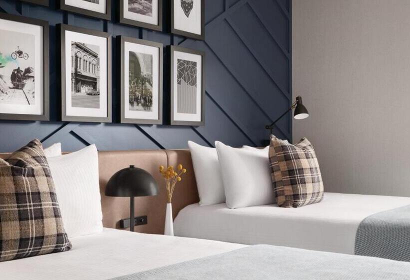 غرفة قياسية رباعية, The Eddy Taproom &