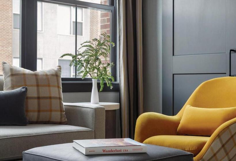 جناح جونيور ديلوكس, The Eddy Taproom &