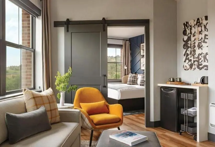デラックスジュニアスイート, The Eddy Taproom &