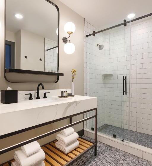 جناح جونيور, The Eddy Taproom &