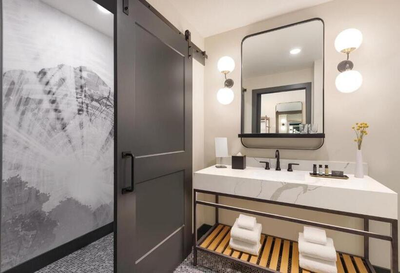 جناح غرفتين نوم, The Eddy Taproom &