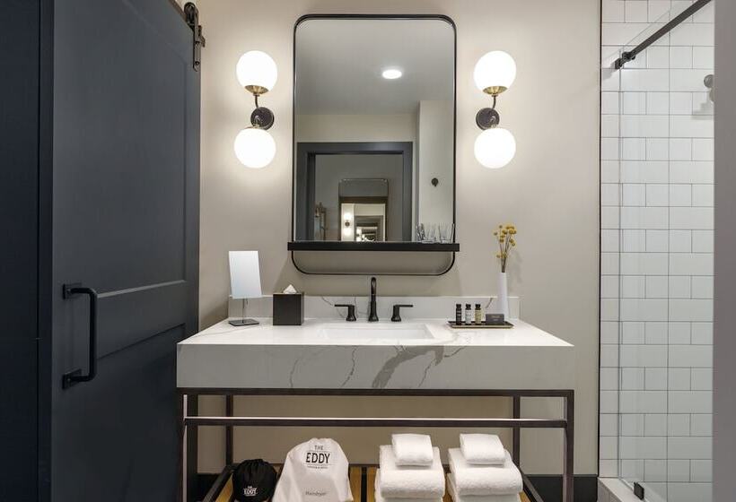 جناح غرفتين نوم, The Eddy Taproom &