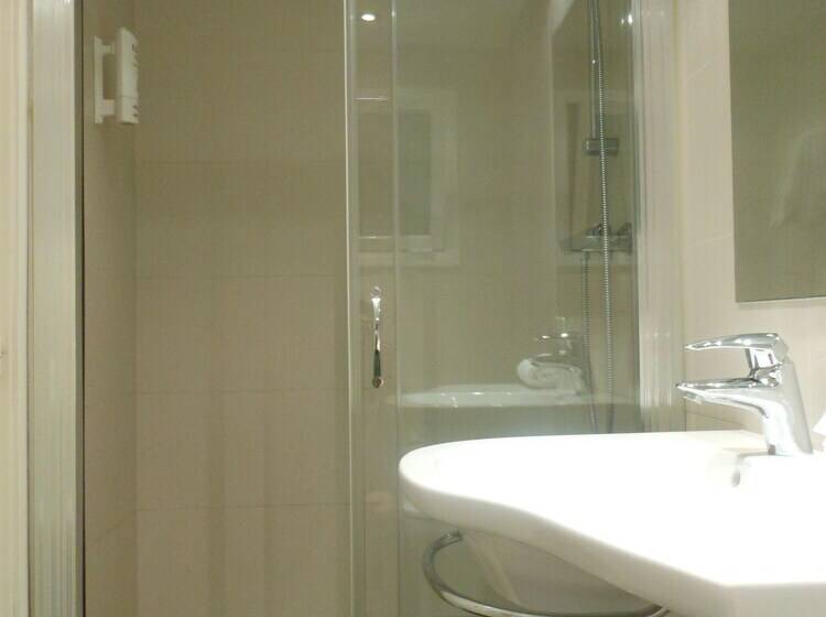 Номер Стандарт Трехместный, Hostal Can Pou