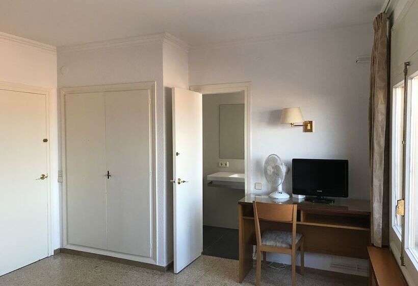 标准三人间, Hostal Can Pou