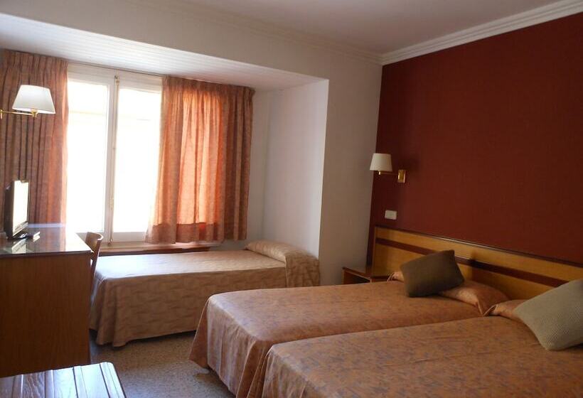 Номер Стандарт Трехместный, Hostal Can Pou