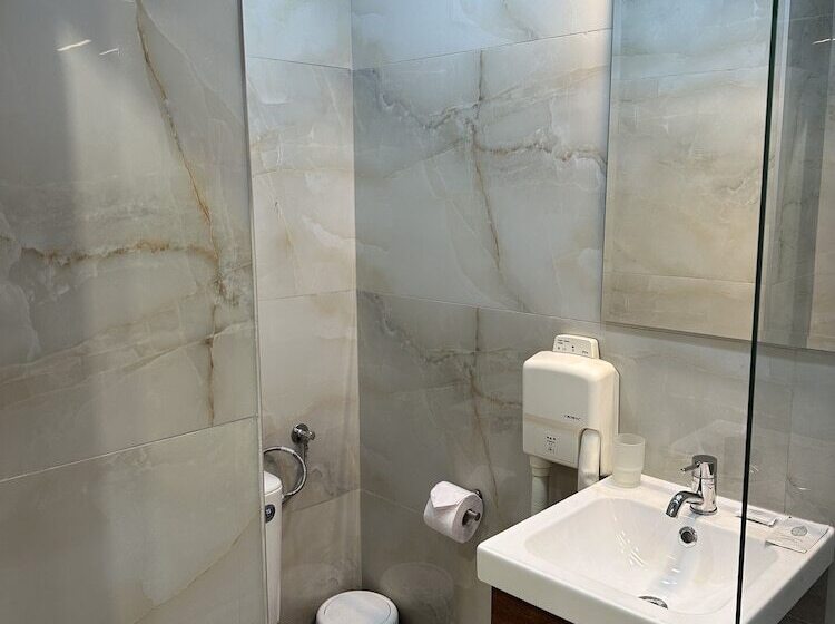 اتاق استاندارد یک نفره, Art