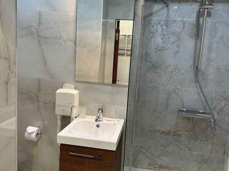 اتاق استاندارد یک نفره, Art