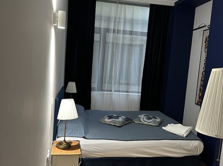 اتاق استاندارد یک نفره, Art