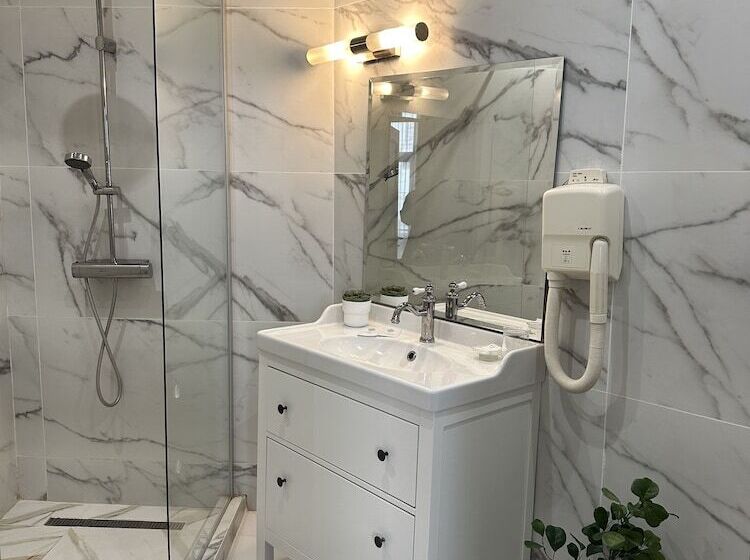 استودیوی استاندارد با چشم‌انداز شهر, Art