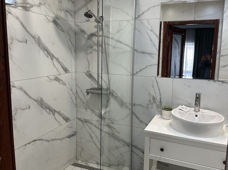 استودیوی استاندارد با چشم‌انداز شهر, Art