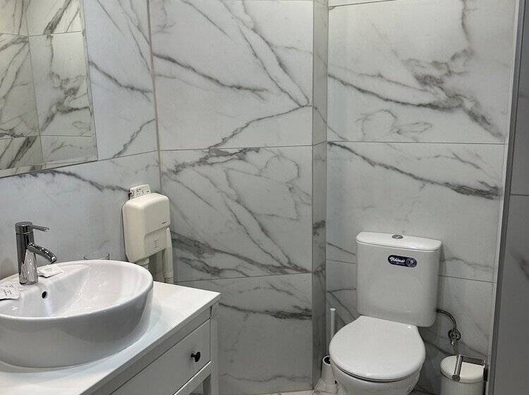 استودیوی استاندارد با چشم‌انداز شهر, Art