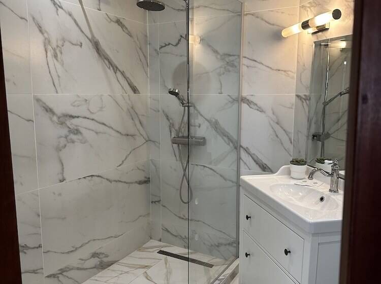 استودیوی استاندارد با چشم‌انداز شهر, Art