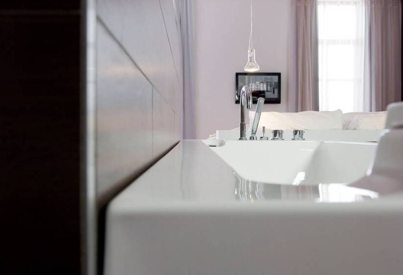 غرفة ديلوكس, Eburon