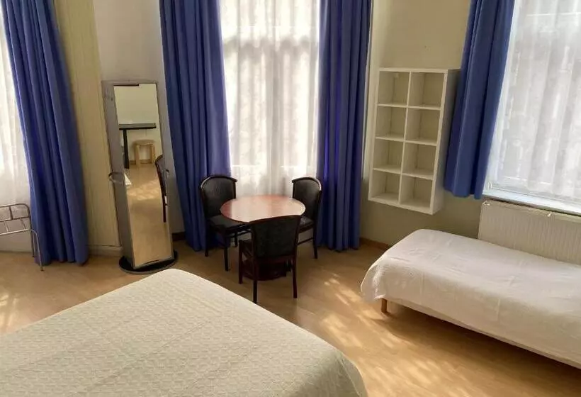 اتاق استاندارد سه نفره, Hôtel Les Acteurs
