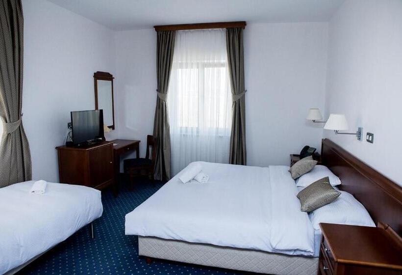 اتاق لوکس سه تخته, Hum