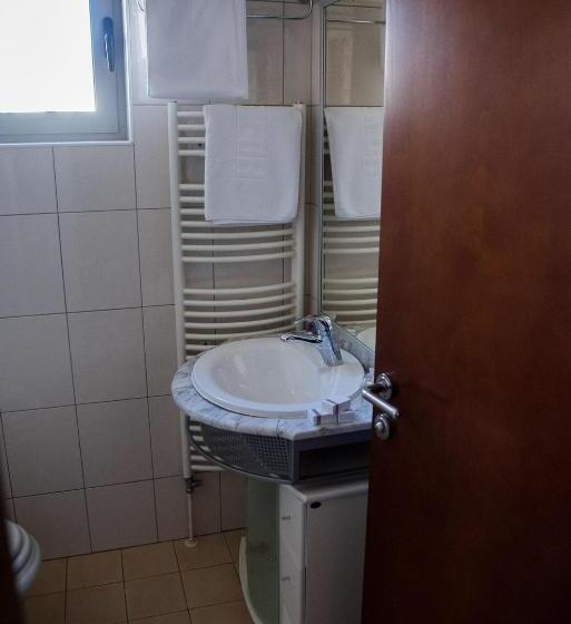 اتاق لوکس سه تخته, Hum