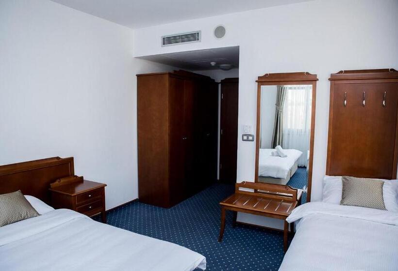 اتاق لوکس سه تخته, Hum