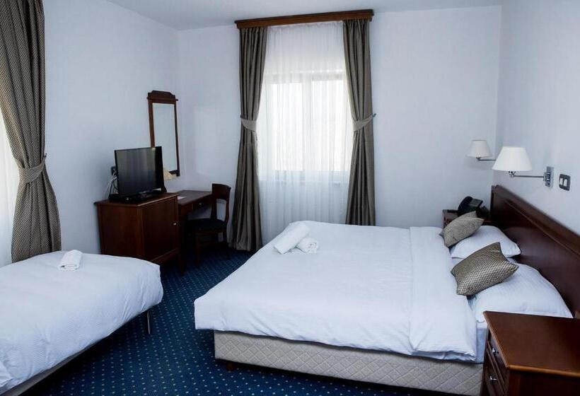 اتاق لوکس سه تخته, Hum